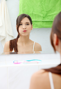 woman-using-mouthwash_18414826.jpg
